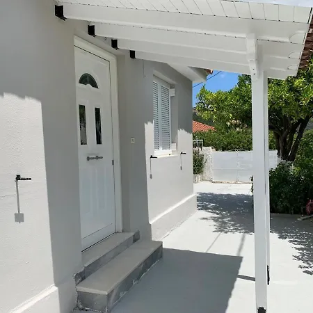 Beautiful Modern Apartment 10Mins From The Beach بيت للعطل *