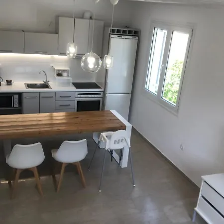 Beautiful Modern Apartment 10Mins From The Beach בית נופש *